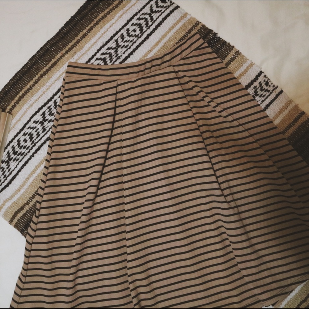 Stripped tan skirt - Picture 2 of 3